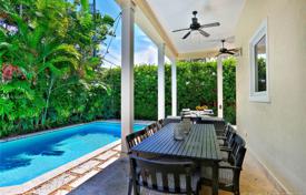 Уютная вилла с задним двором, садом, бассейном, зоной отдыха, террасой и гаражом, Майами, США за 1 772 000 €