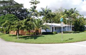 Уютный коттедж с участком, задним двором и балконом, Майами, США за $795 000