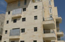 Апартаменты с большой террасой и видом на горы на тихой улице в новом жилом доме, Нетания, Израиль за $580 000