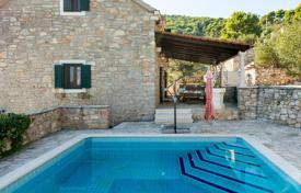 Меблированная вилла с бассейном и парковкой в 200 метрах от пляжа, Шолта, Хорватия за 600 000 €