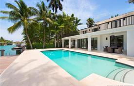 Комфортабельная вилла с бассейном, доком, террасой и видом на океан, Майами-Бич, США за 6 773 000 €