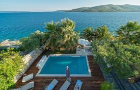 Элитная вилла с бассейном и сауной на берегу моря, Сплит, Хорватия за 3 600 000 €