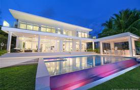Современная вилла с задним двором, бассейном, летней кухней, зоной отдыха, террасой и двумя гаражами, Майами-Бич, США за $7 500 000