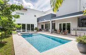 Уютная вилла с садом, задним двором, бассейном, летней кухней, зоной отдыха, террасой и гаражом, Майами, США за $2 760 000