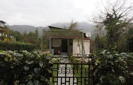 Меблированный дом с садом в спокойном районе, Зеленика, Черногория за 80 000 €