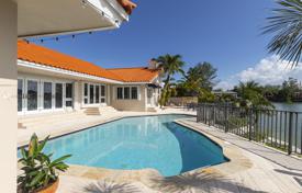 Просторная вилла с задним двором, бассейном, летней кухней, зоной отдыха и гаражом, Майами, США за 1 531 000 €