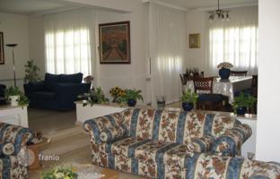 5-комнатный коттедж 350 м² в Агландзии за 1 500 000 €