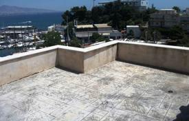 Уютная вилла с террасой, видом на горы и просторным участком, Пирей, Аттика, Греция за 845 000 €