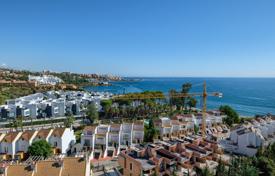 Двухуровневый пентхаус с видом на море в Эстепоне, Малага, Испания за 695 000 €