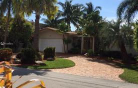 Уютный коттедж с участком, гаражом, террасой и видом на залив, Майами, США за $980 000
