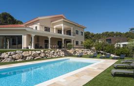 Элитная вилла с бассейном, садом и живописными видами в закрытой резиденции, в 600 метрах от пляжа, Ситжес, Испания за 5 500 € в неделю