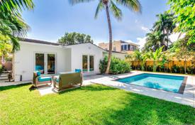 Уютная вилла с задним двором, бассейном, гаражом и террасой, Майами-Бич, США за 1 487 000 €