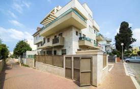 Современная квартира с тремя террасами, балконом и небольшим участком, Нетания, Израиль за $1 305 000