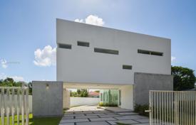 Современная вилла с задним двором, бассейном, зоной отдыха и парковкой, Майами, США за $1 599 000