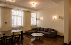 Предлагаем приобрести просторную 6-комнатную квартиру в посольском районе Риги за 370 000 €