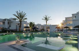 Четырехкомнатные апартаменты с просторной террасой и садом рядом с пляжем, Эстепона, Испания за 406 000 €