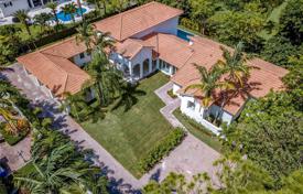Просторная вилла с участком, бассейном, парковкой и террасой, Майами, США за $1 635 000
