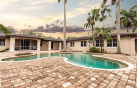 Просторная вилла с задним двором, бассейном, зоной отдыха и тремя гаражами, Майами, США за $1 649 000