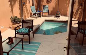 Комфортабельная вилла с задним двором, бассейном, террасой и гаражом, Авентура, США за $879 000