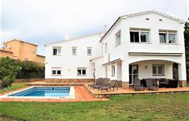 Меблированная вилла с бассейном и видом на море в резиденции с собственным пляжем и тремя теннисными кортами, Льорет‑де-Мар, Испания. Цена по запросу