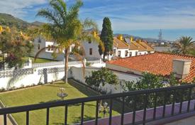 Уютная вилла с частным садом, гаражом, террасой и видом на море и горы, Марбелья, Испания за 550 000 €