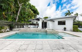 Полностью отремонтированная современная вилла с патио, бассейном, парковкой и террасой, Майами-Бич, США за 2 301 000 €