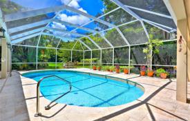 Уютная вилла с задним двором, бассейном, зоной отдыха и парковкой, Майами, США за $1 248 000
