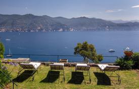 Вилла в средиземноморском стиле с прекрасным видом на залив Параджи и оливковой рощей в Портофино, Лигурия, Италия. Цена по запросу
