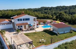 6-комнатный дом 200 м² в Жминь за 395 000 €