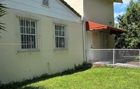 Дом в городе в Корал Гейблсе, США за $850 000