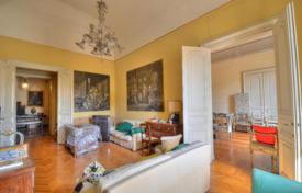 Просторная двухуровневая квартира в историческом здании у фонтана Треви, Рим, Италия за 4 000 000 €