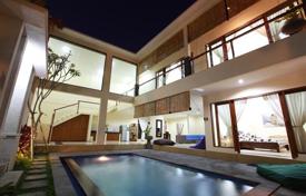 Двухэтажная вилла с бассейном в 500 метрах от моря, Семиньяк, Бали, Индонезия за 3 030 € в неделю