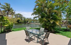 Комфортабельный коттедж с садом и террасой, Майами, США за $725 000