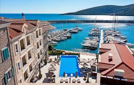 Новая резиденция с видом на море в большом элитном кластере на берегу моря, Тиват, Черногория за От 738 000 €