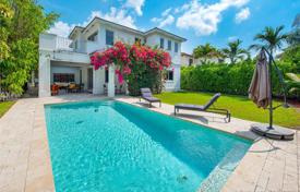 Уютная вилла с задним двором, бассейном, террасой и гаражом, Корал Гейблс, США за 1 568 000 €