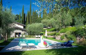 Загородный дом в традиционном итальянском стиле с бассейном и садом, Каприно-Веронезе, Венето, Италия за 1 350 000 €