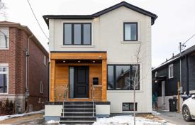 Дом в городе в Восточном Йорке, Торонто, Онтарио,  Канада за C$2 012 000
