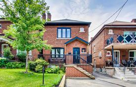 Дом в городе в Йорке, Торонто, Онтарио,  Канада за C$1 122 000