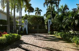Просторная вилла с садом, задним двором, бассейном, зоной отдыха, террасами и гаражом, Майами, США за 1 583 000 €