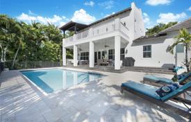 Комфортабельная вилла с задним двором, бассейном, зоной отдыха, террасой и гаражом, Корал Гейблс, США за $2 680 000