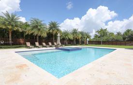 Просторная вилла с задним двором, бассейном, летней кухней, зоной отдыха и гаражом, Майами, США за $4 100 000