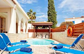 Просторная вилла с садом и бассейном в 30 метрах от пляжа, Пафос, Кипр за 2 450 € в неделю