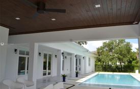 Просторная вилла с задним двором, бассейном, зоной отдыха и террасой, Майами, США за $2 880 000