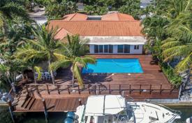 Просторная вилла с задним двором, бассейном, зоной барбекю, патио и гаражом, Майами, США за $1 650 000