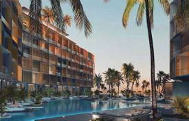 Двухкомнатные апартаменты в кондоотеле с бассейнами и пляжем в окружении вод Персидского залива, Дубай, ОАЭ за $477 000
