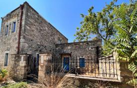 Двухэтажный каменный дом с террасой и зоной барбекю, в тихом районе, Петрокефали, Крит, Греция за 140 000 €