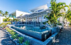 Просторная вилла с задним двором, бассейном, зоной отдыха, террасой и гаражом, Майами-Бич, США за 4 914 000 €