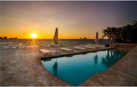 Уютная вилла с патио, бассейном, спа-салоном, гаражом, террасой и видом на океан, Майами-Бич, США за $5 499 000
