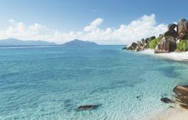 Большой участок земли 2,6 гектара на первой линии со своим доступом
к пляжу на острове Серф, Сейшелы за $1 900 000