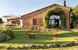 Вилла с четырьмя отдельными апартаментами и гостевым домом, Сиена, Италия за 950 000 €